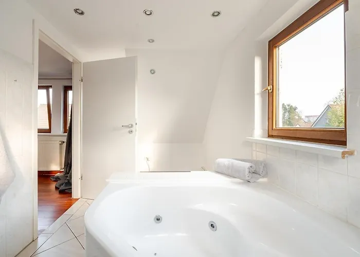 Familien Oase Mit Jacuzzi Und Garten
